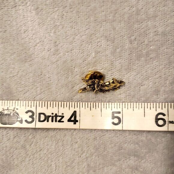 Gold Angel holding book pin - Picture 2 of 4